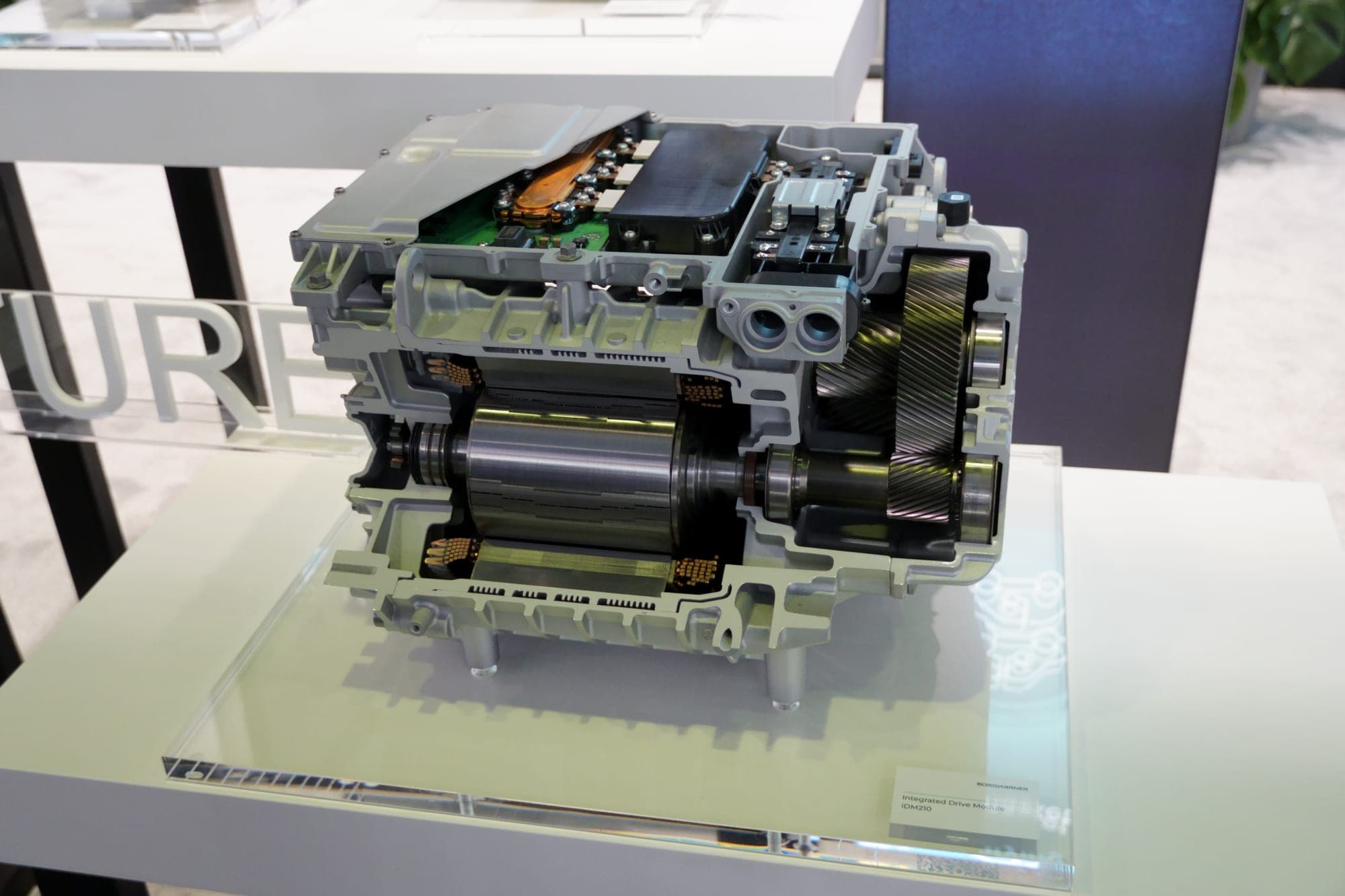 Schnittmodell eines integrierten elektrischen Antriebsmoduls von BorgWarner auf der Automechanika Frankfurt 2026