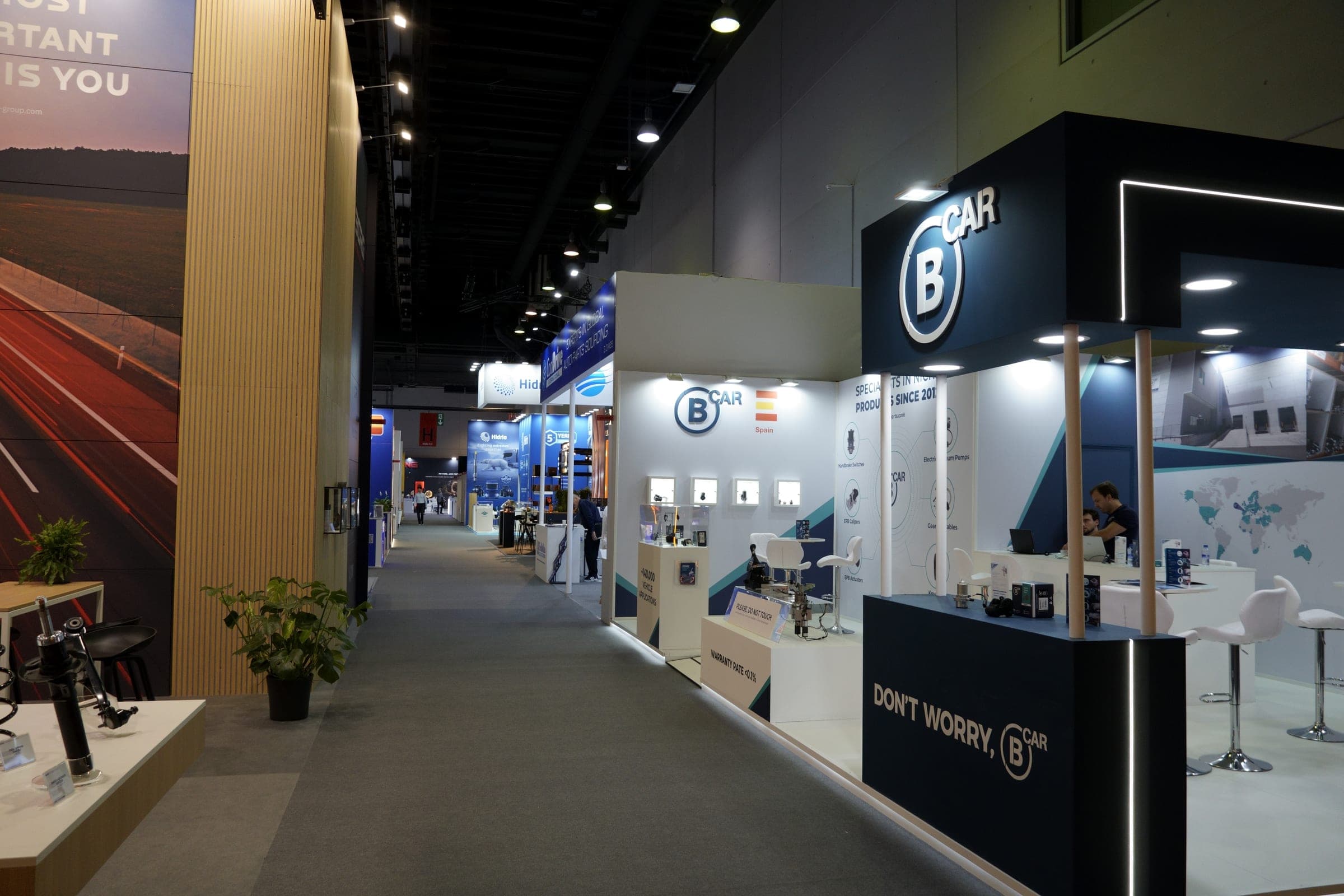 Ein Messegang auf der Automechanika Frankfurt 2026 mit internationalen Ausstellerständen