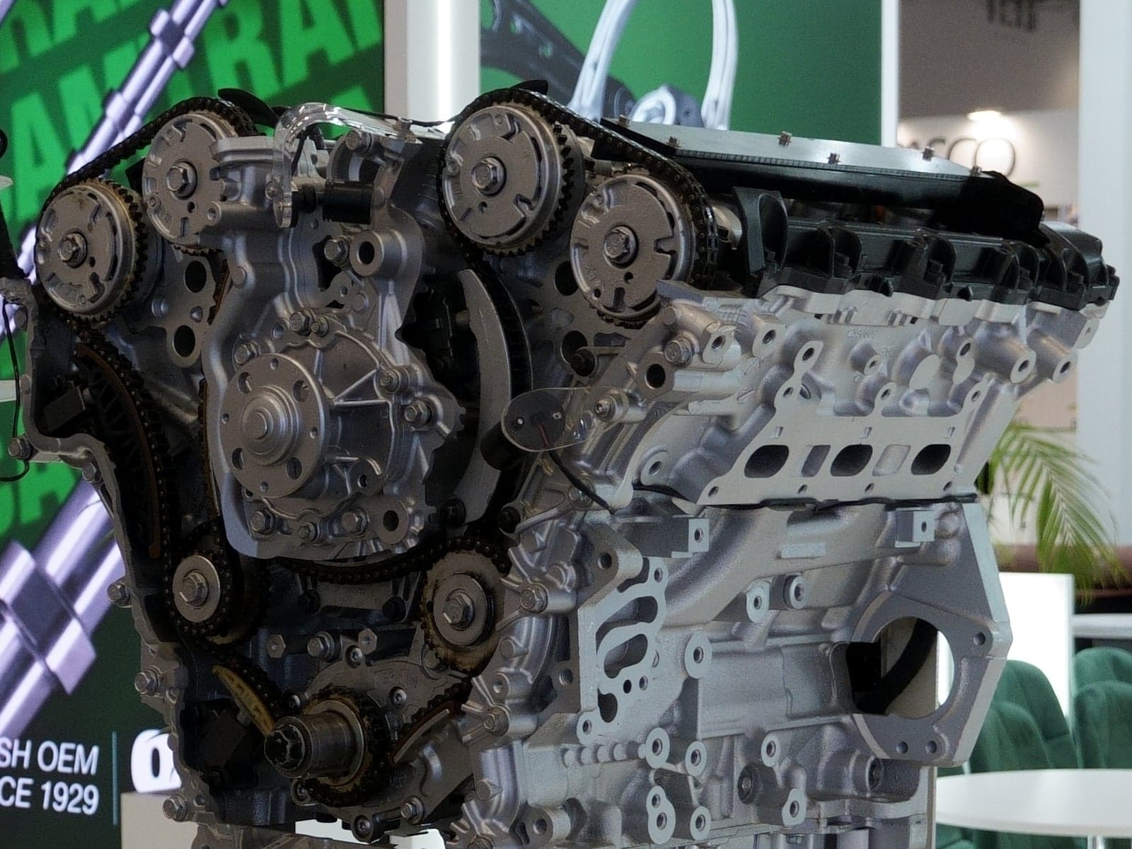 Aufgeschnittener Automotor mit sichtbarer Steuerkette und Zahnradsatz, ausgestellt auf der Automechanika Frankfurt 2026