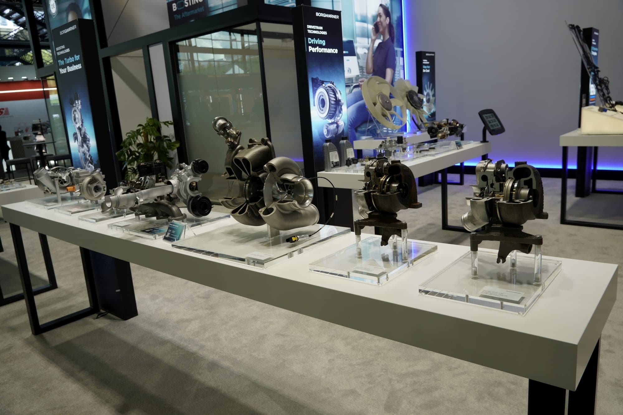 Reihe aufgeschnittener Turbolader an einem BorgWarner-Messestand auf der Automechanika Frankfurt 2026