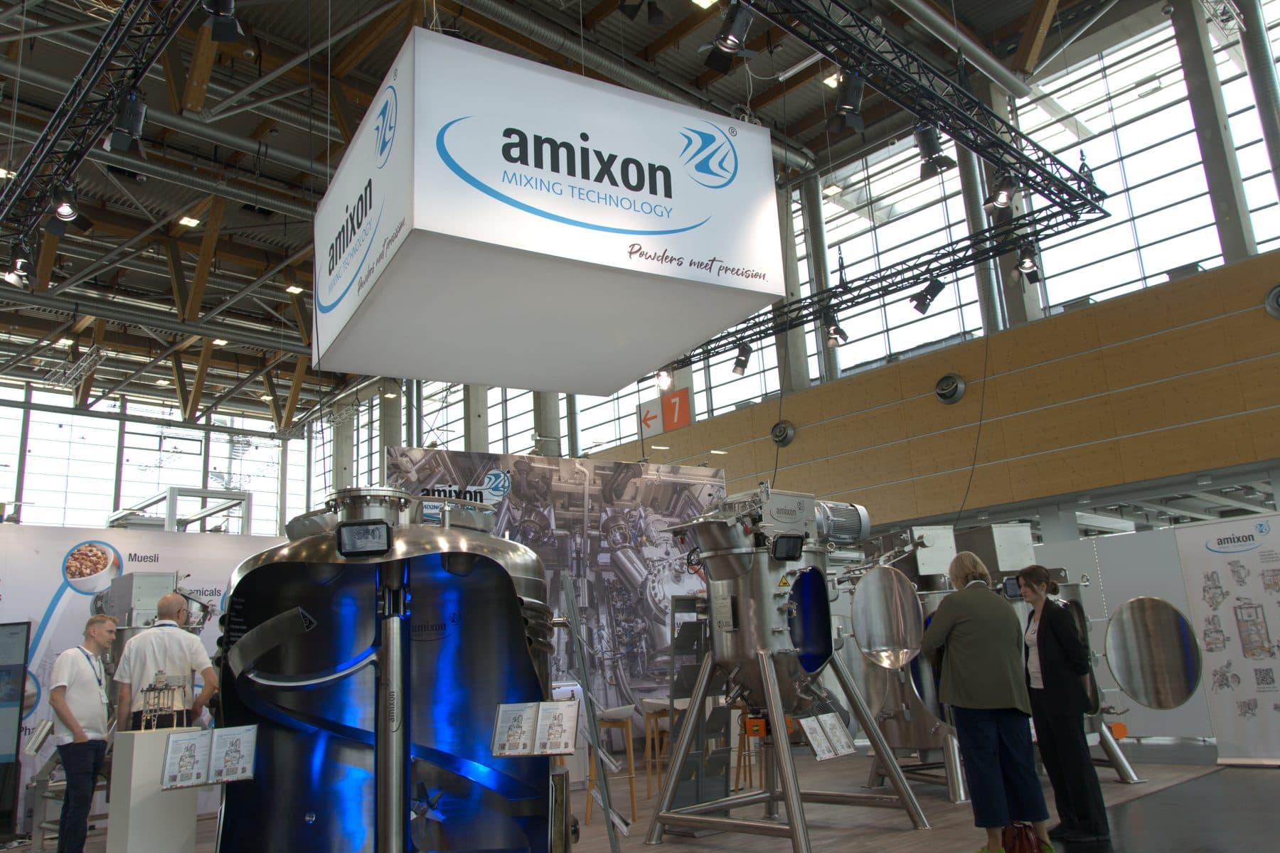 میکسر بزرگ استیل در غرفه amixon در POWTECH TECHNOPHARM 2026